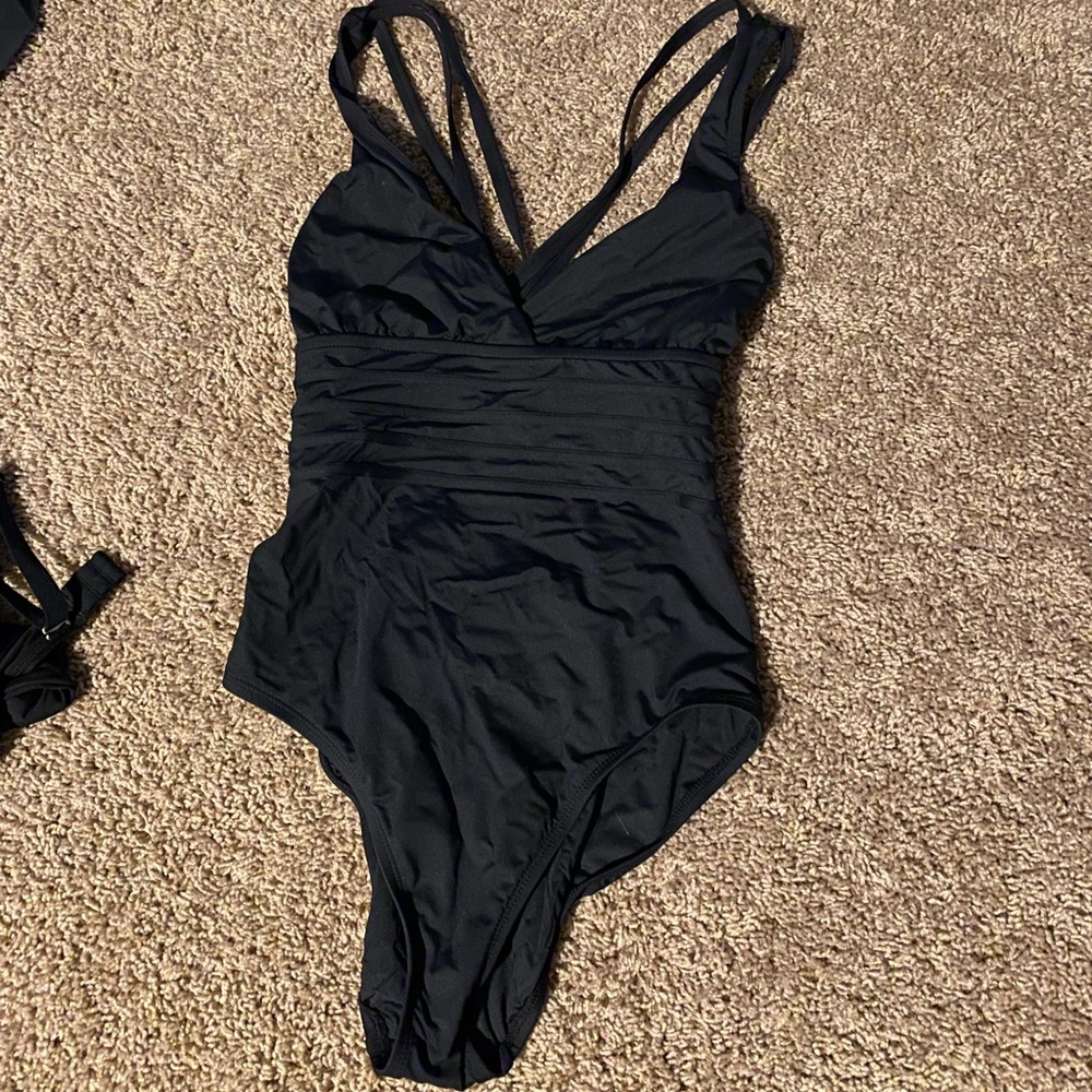 La Blanca sliming one piece bathing suit